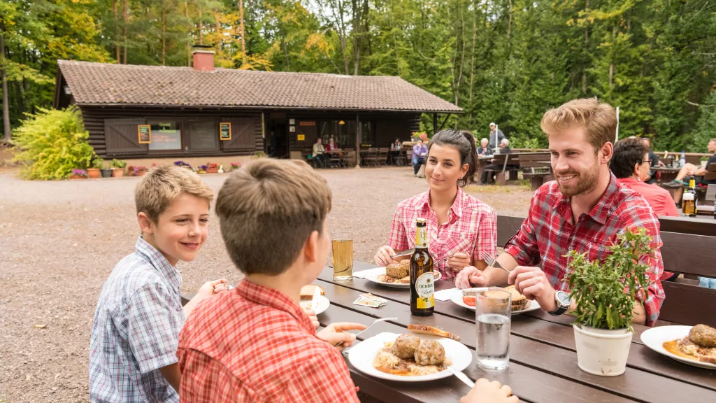 Wanderpause an der Wasgauhütte am Rimbach-Steig 