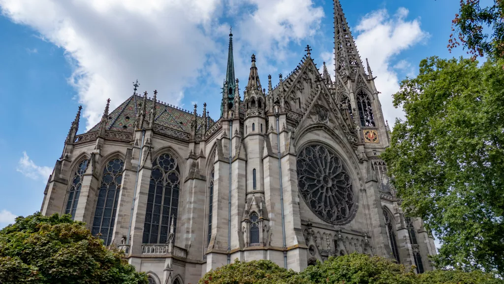 Gotische Kirche von Außen von Bäumen umgeben