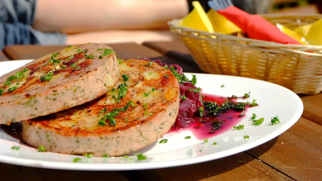 Ein Teller mit zwei Scheiben Pfälzer Saumagen auf einem Tisch