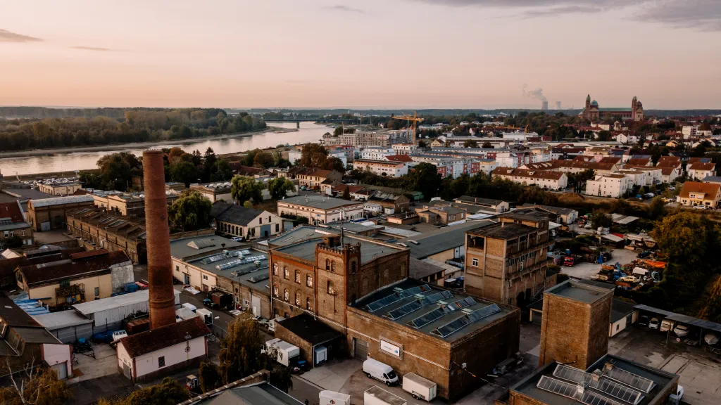 Luftaufnahme eines Industriegeländes am Rhein gelegen