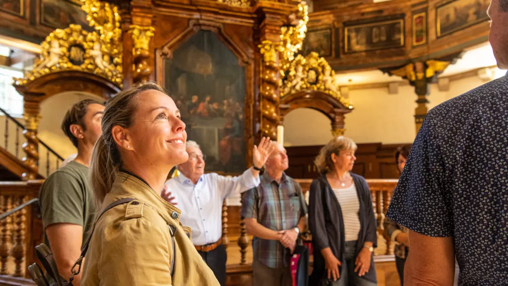 Personen bei Gästeführung in Kirche
