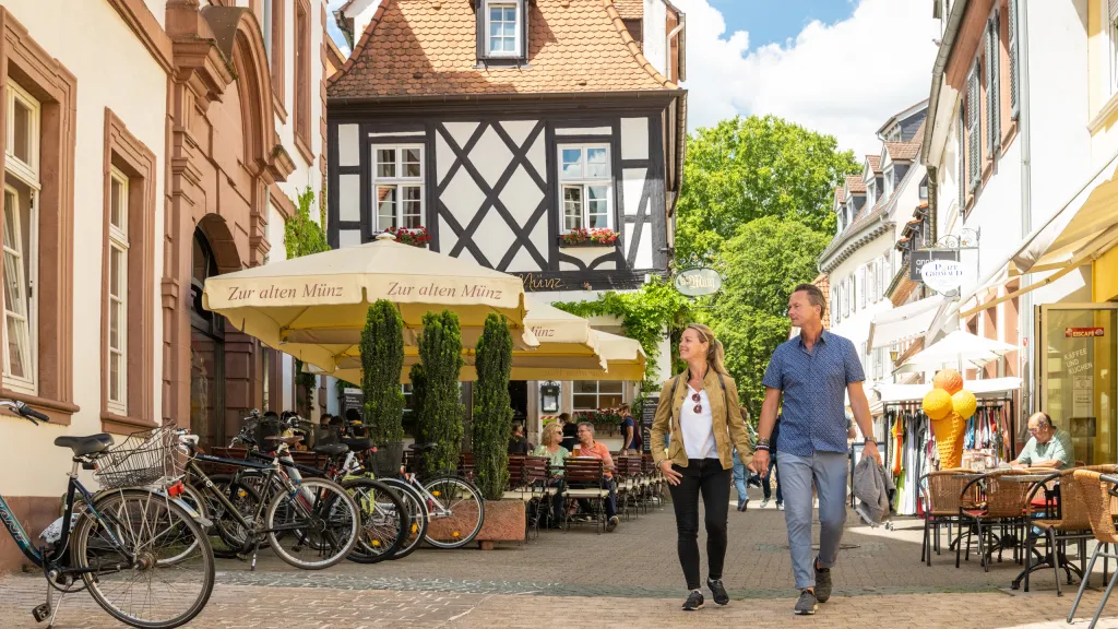 Ein Paar spaziert durch die Korngasse, vorbei an der alten Münz