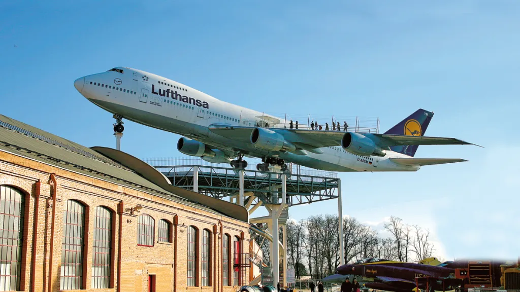 Besucher auf der Boeing 747 Technik Museum Speyer