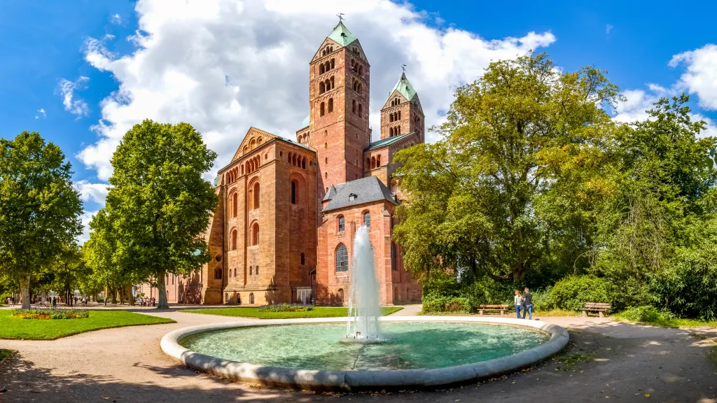 Ein Springbrunnen im Vordergrund vom Speyerer Dom 