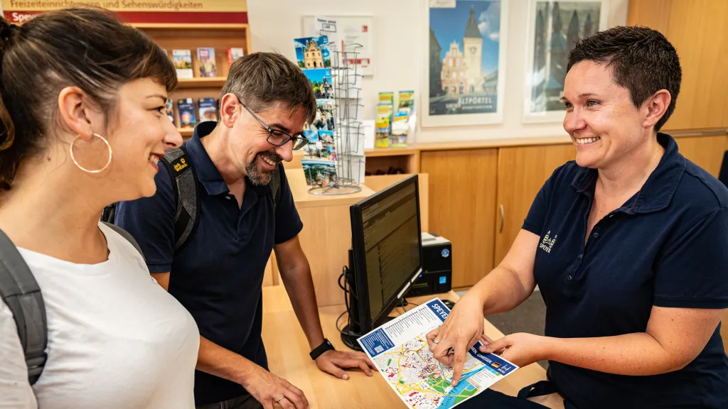 Beratung am Counter in der Tourist-Information
