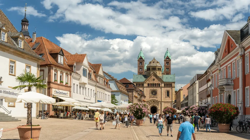Maximilianstraße in Speyer mit Blick auf den Dom