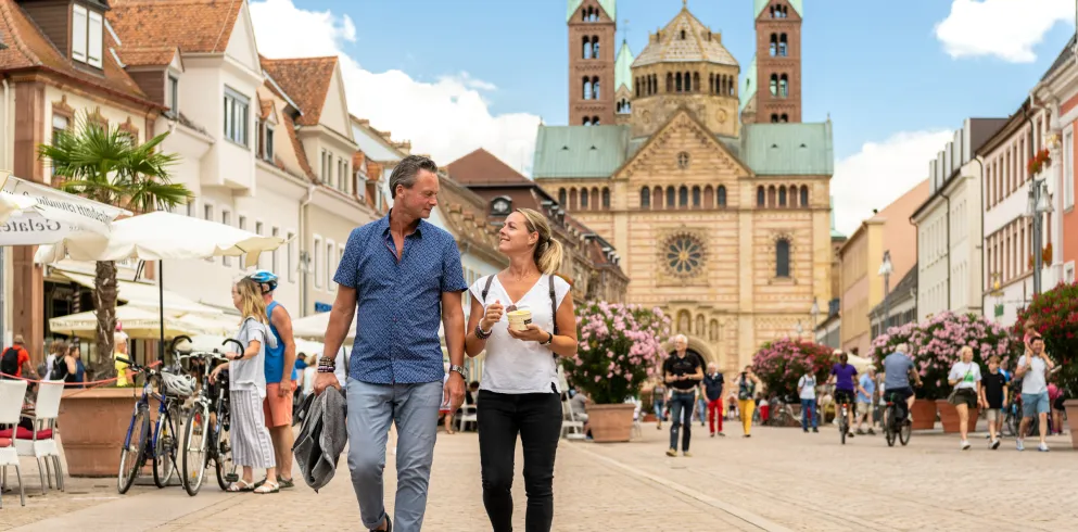 Zwei Personen schlendern durch die Innenstadt von Speyer