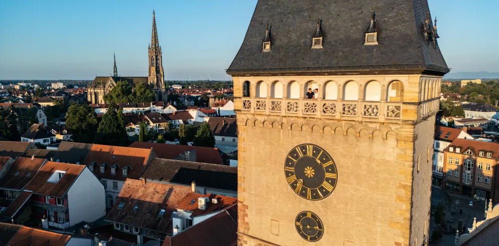 Zwei Personen stehen am Balkon eines Stadttorturms