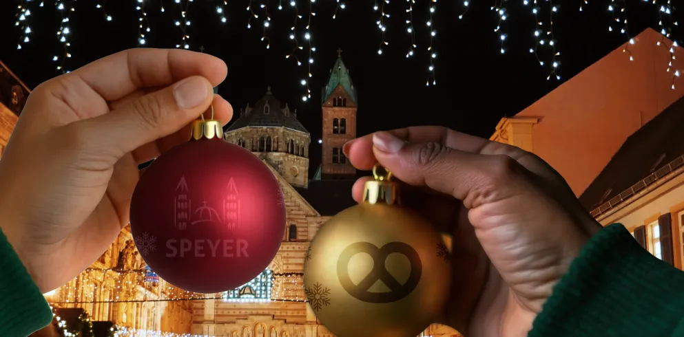 Weihnachtskugeln mit dem Speyerer Weihnachtsmarkt im Hintergrund
