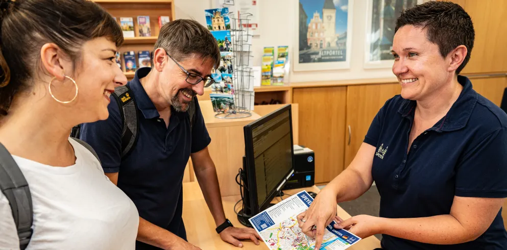 Beratung am Counter in der Tourist-Information