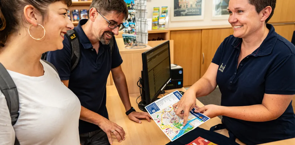 Beratung am Counter in der Tourist-Information