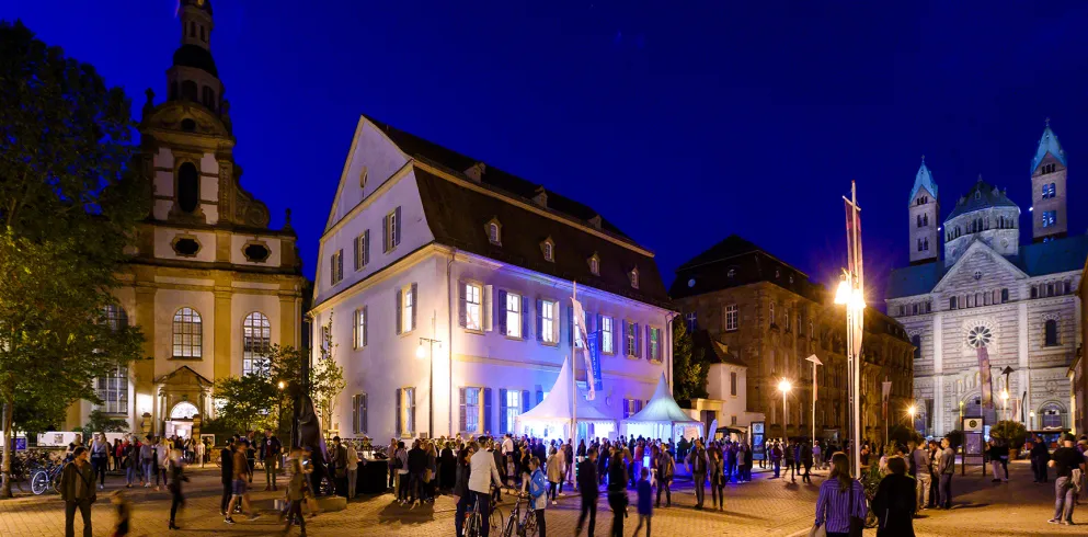 Speyerer Innenstadt bei Nacht mit beleuchteten Häusern