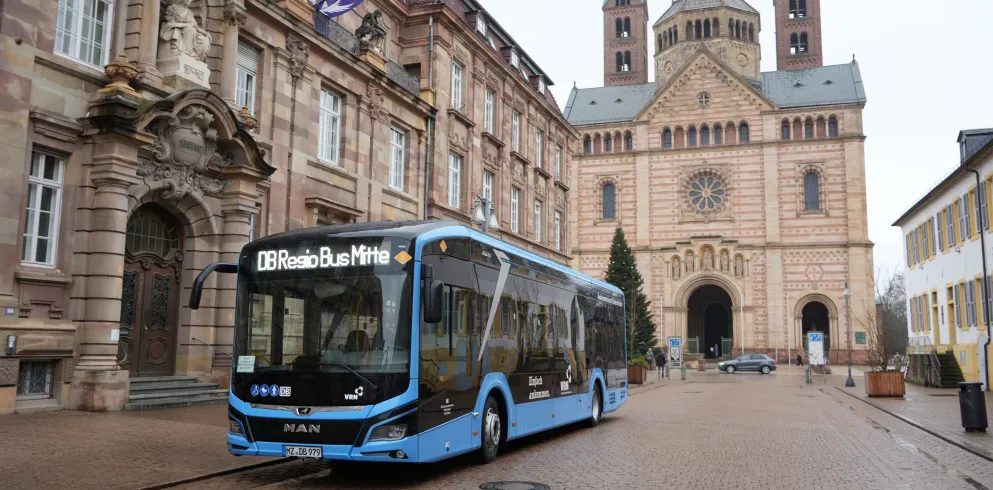VRN-Bus unterwegs in der Stadt Speyer