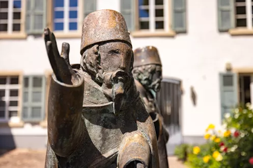 Statue der Weisen von Speyer in der Welterbestätte Judenhof (© CCBY-Pfalz.Touristik e.V. - Heimatlichter GmbH) Statue der Weisen von Speyer in der Welterbestätte Judenhof
