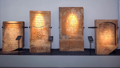 Grabsteine des alten jüdischen Friedhofs im Museum SchPIRA