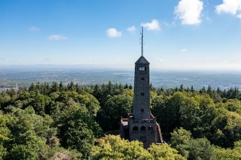 Bismarckturm auf dem Peterskopf über Kallstadt an der Weinstraße (© CC-BY Pfalz Touristik, Fachenbach Medien) Bismarckturm auf dem Peterskopf über Kallstadt an der Weinstraße