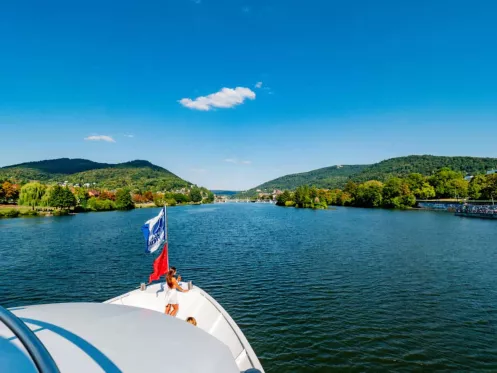Blick auf den Bug der MS Victoria bei voller Fahrt
