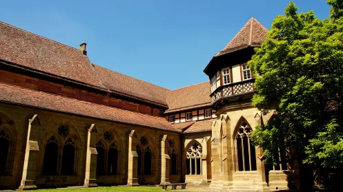 Blick vom Kreuzgang auf das Brunnenhaus im Innenhof des Klosters Maulbronn (© adobe_stock_globetrotter1) Blick vom Kreuzgang auf das Brunnenhaus im Innenhof des Klosters Maulbronn