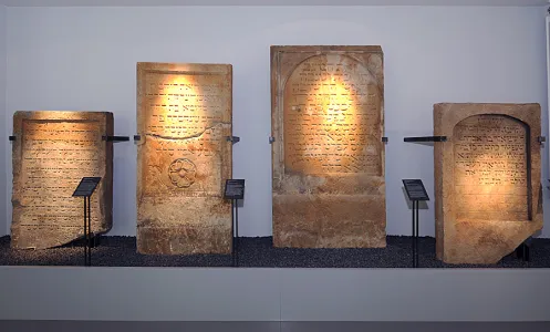 Steintafeln im Museum SchPIRA