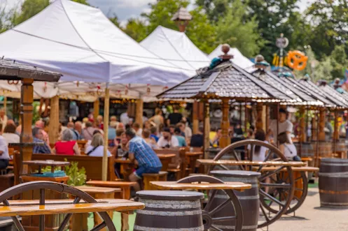 Verschiedene Stände auf einem Volksfest