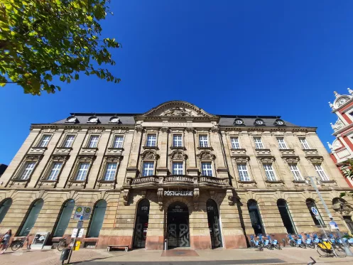 Außenansicht der Postgalerie vom Postplatz aus  