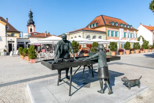 Skulptur: Frau und Kind an einem Spargelstand am Marktplatz Schwetzingen