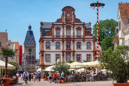 Belebte Innenstadt von Speyer mit "Alter Münz" und "Altpörtel"