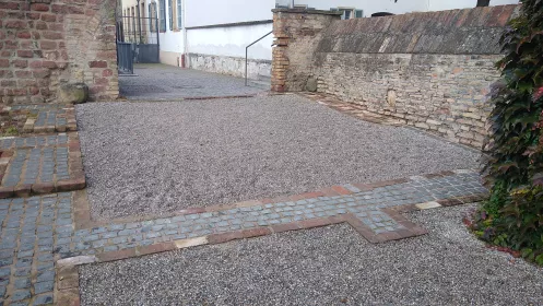 mit Pflastersteinen angedeutete Verortung der ehemaligen Jeschiwa im Speyerer Judenhof (© TI Speyer, Dörr) mit Pflastersteinen angedeutete Verortung der ehemaligen Jeschiwa im Speyerer Judenhof