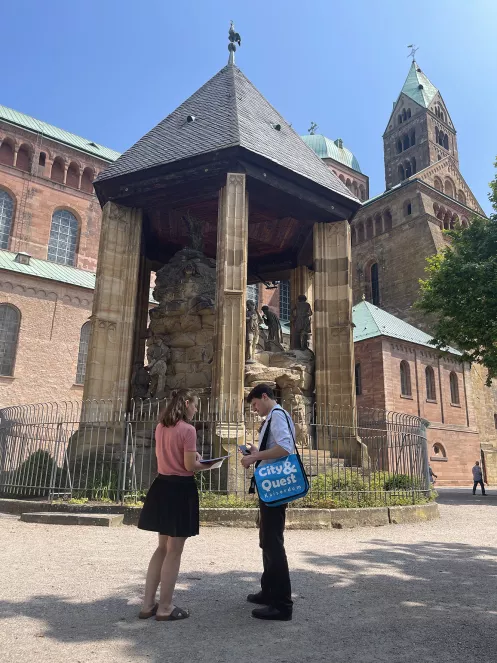Zwei Personen stehen vor dem Speyerer Dom