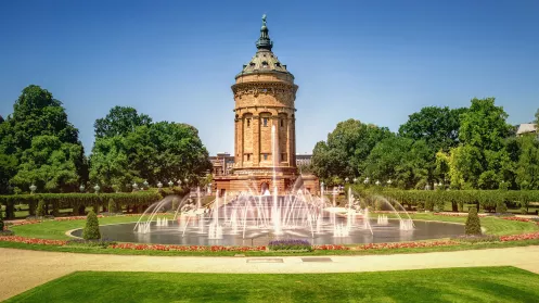 Wasserturm in Mannheim mit Brunnen und Bäumen