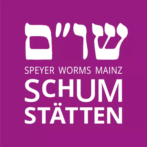 Lila Logo des SchUM-Stätten Vereins (Speyer, Worms und Mainz) mit den hebräischen Symbolen