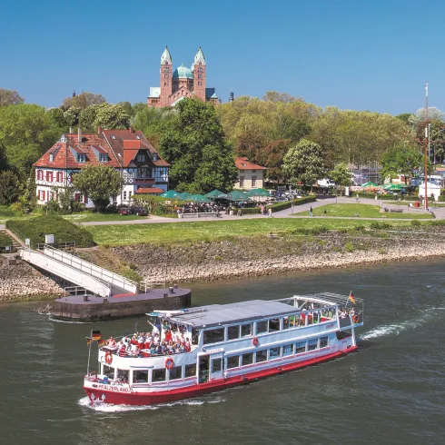 Das Ausflugsschiff "Pfälzerland" vor dem Speyerer Dom.