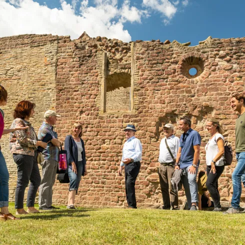 Gästeführung vor der mittelalterlichen Synagoge im Judenhof