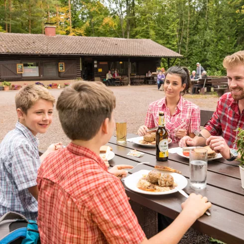 Wanderpause an der Wasgauhütte am Rimbach-Steig 