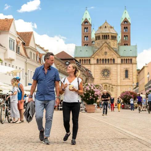 Zwei Personen schlendern durch die Innenstadt von Speyer