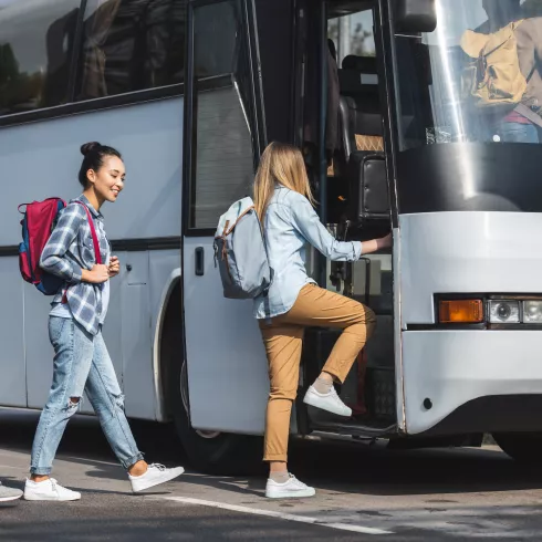 Personen steigen in einen Reisebus ein