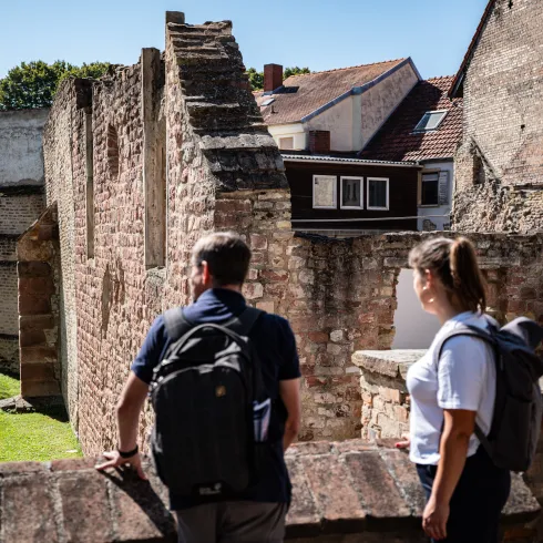 Zwei Personen stehen auf dem Gelände des Judenhof in Speyer