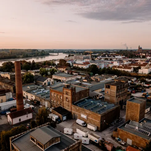 Luftaufnahme eines Industriegeländes am Rhein gelegen