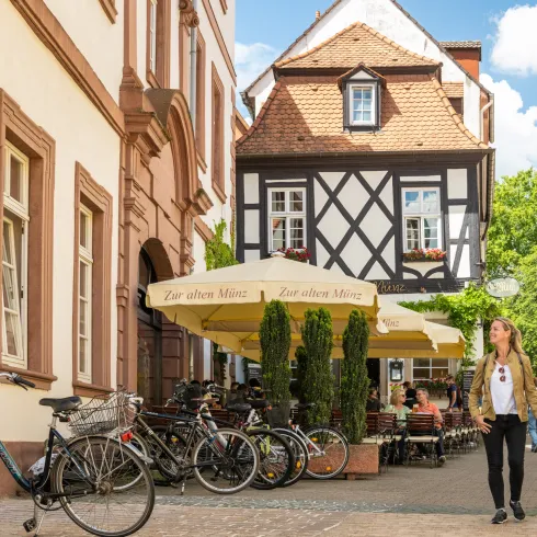 Ein Paar spaziert durch die Korngasse, vorbei an der alten Münz