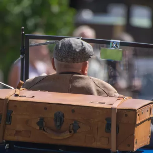 Oldtimer mit Gepäck auf großer Reise