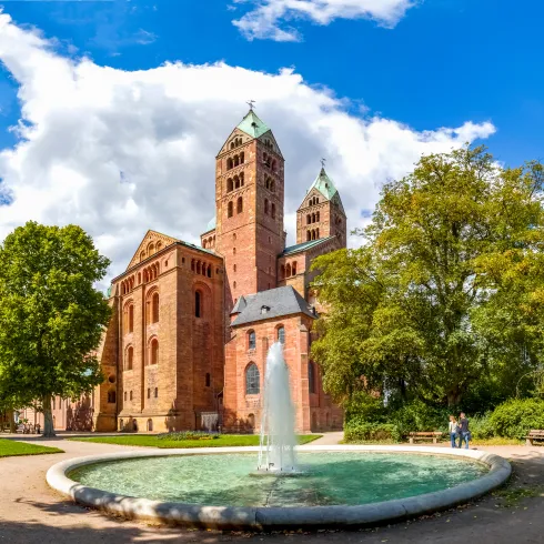 Ein Springbrunnen im Vordergrund vom Speyerer Dom 